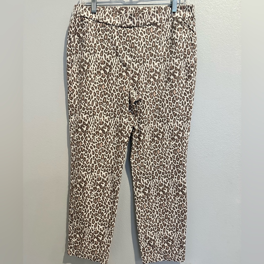 Leopard print Pants size Medium